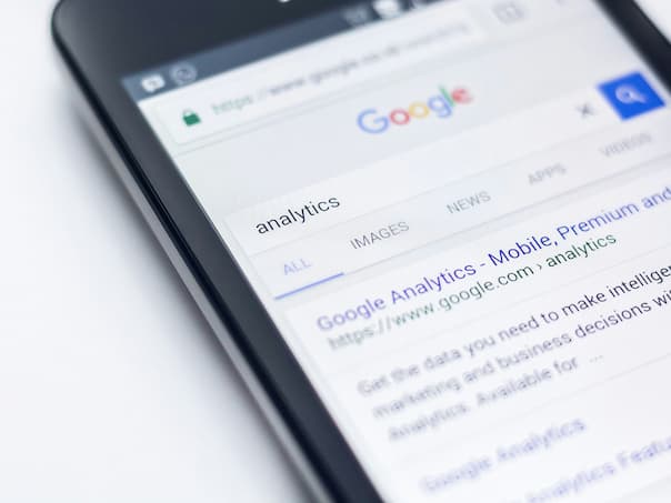 celular-com-busca-google-1 desenho com um boneco e um grafico representando estatisticas